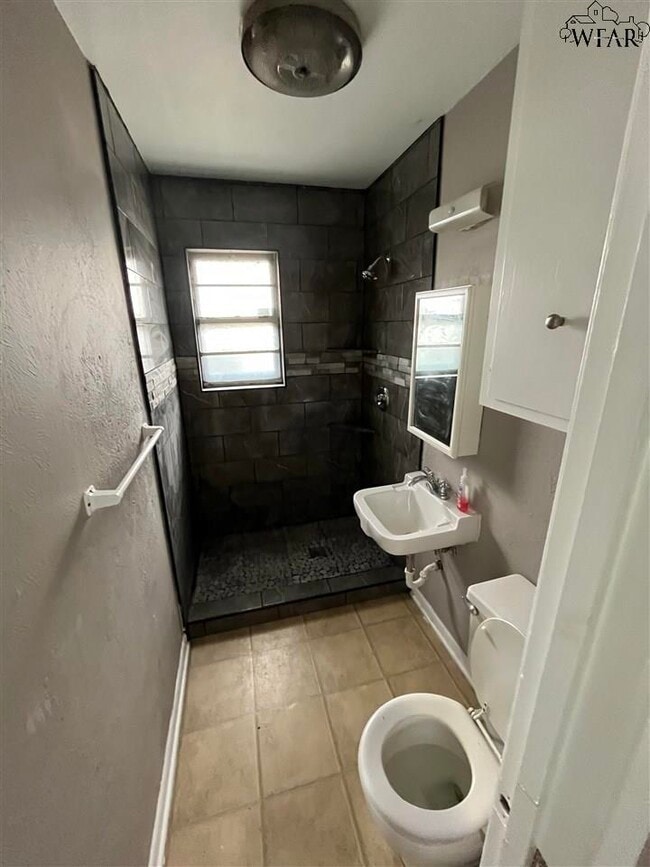 Building Photo - 4704 N Shore Dr