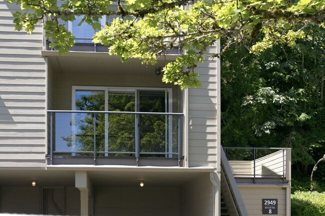 Building Photo - Mercer Island Condo with Reserved Parking & In-Unit Laundry!
