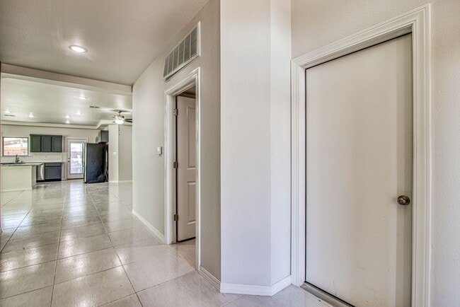Building Photo - Beautiful  House 3 beds/3 baths. This Prop...