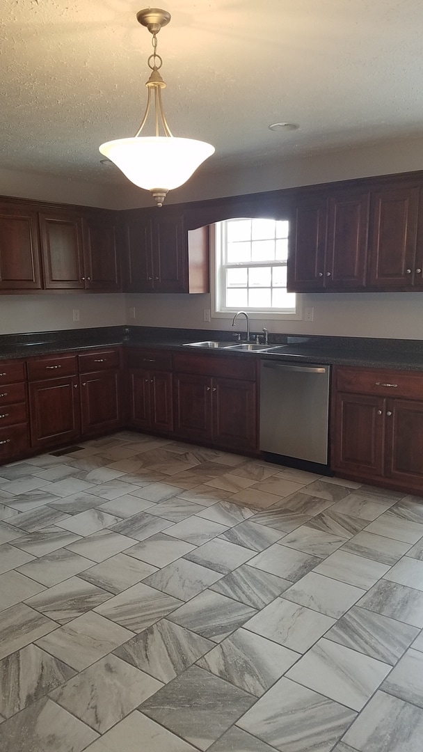 Building Photo - COMING SOON...Gorgeous 3 Bedroom Home Centrally Located in Manchester