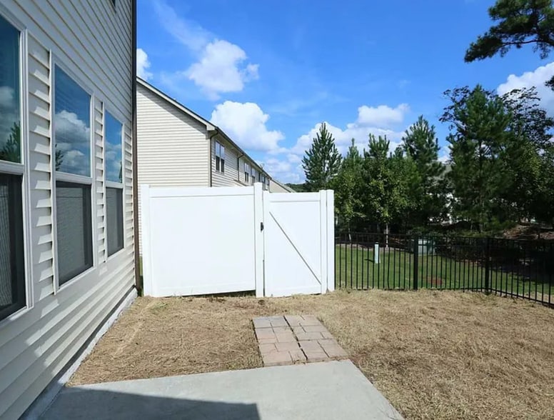 Building Photo - 131 Holly Berry Ln