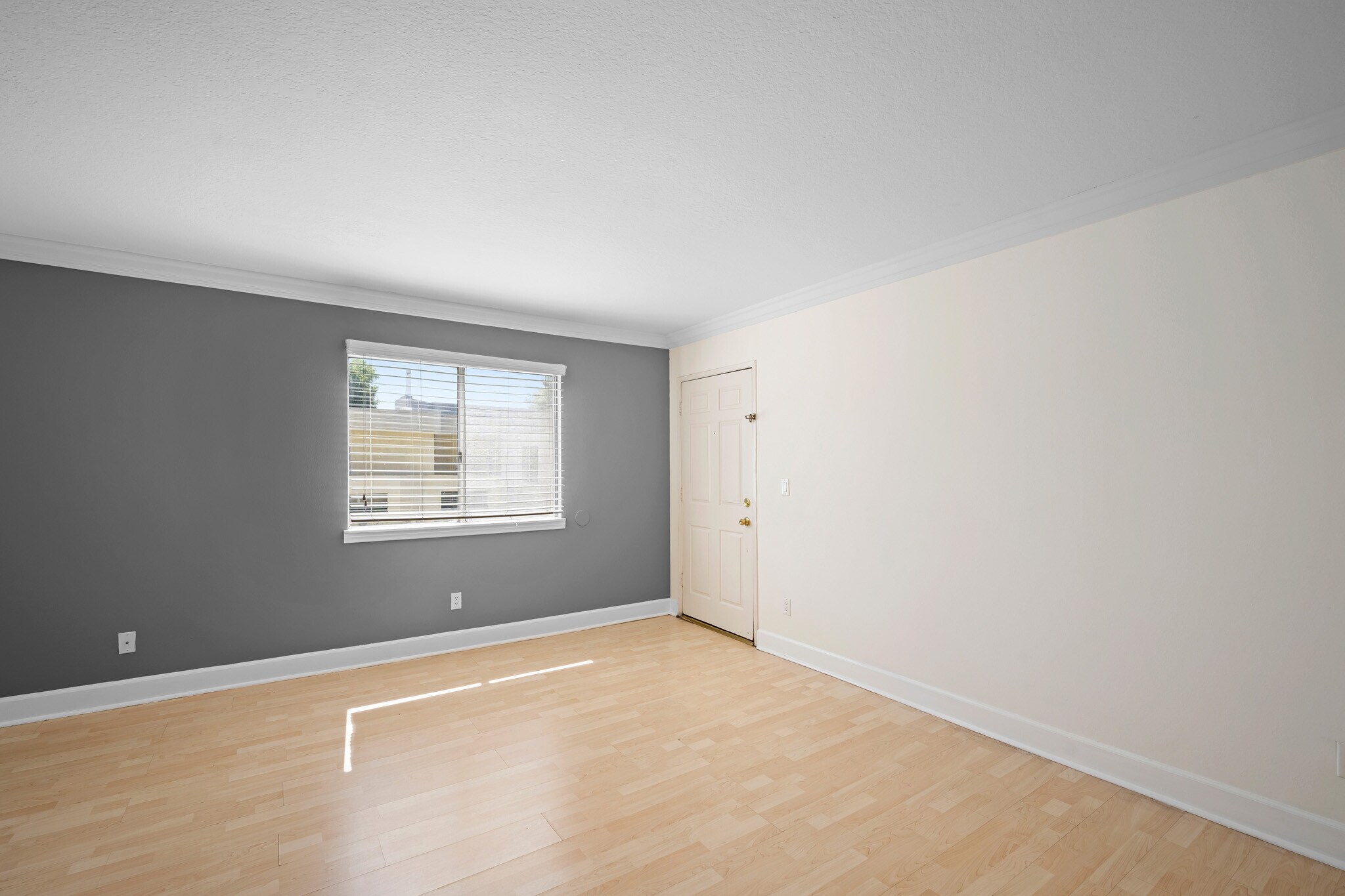 Building Photo - 7045 Woodley Ave