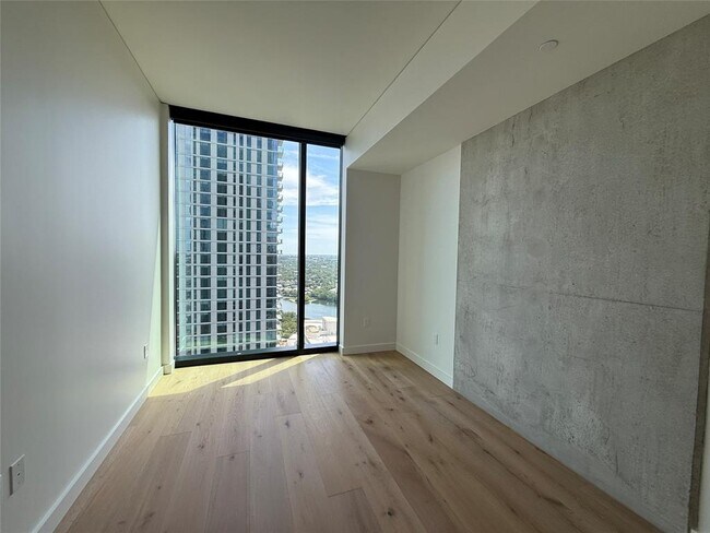 Building Photo - 610 Davis St
