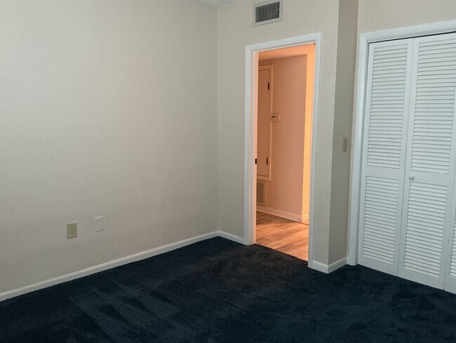 Building Photo - Lakeview Condo Available | Directly Across from Lake Hollingsworth