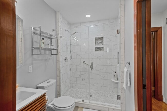 Building Photo - Modern Furnished Cottage Located Downtown!