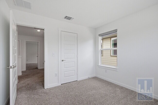 Building Photo - 10925 Tildon Ave