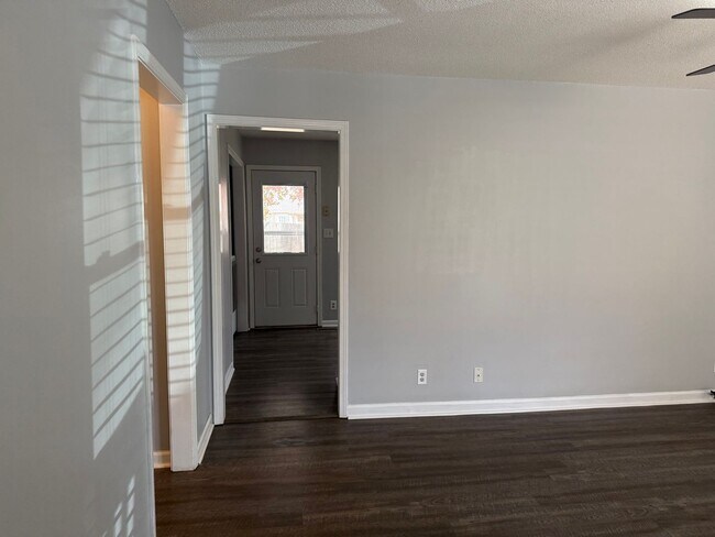 Building Photo - Charming 3 Bedroom, 1.5 Bath Ranch-Style Home