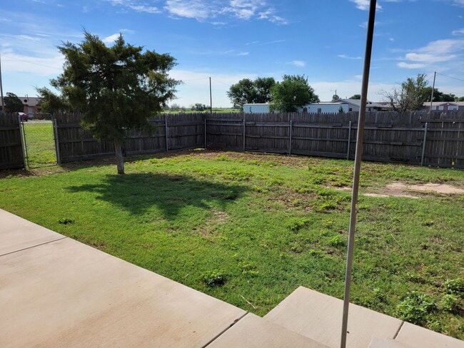 Building Photo - LARGE HOME WITH FENCED YARD NEAR LOCKWOOD ELEMENTARY SCHOOL