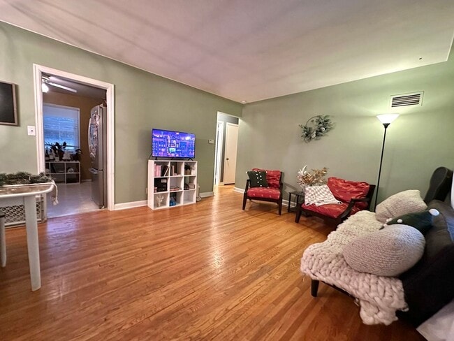 Building Photo - Available August!  Cozy 2 Bedroom, 2 Bathr...
