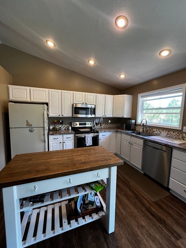 Building Photo - Furnished 3-Bedroom Home in Quiet Victor N...