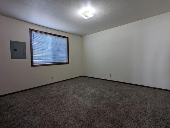 Building Photo - Great first floor 2bed/1 bath apartment