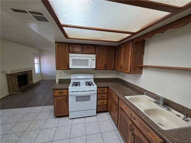 Building Photo - 6671 W Tropicana Ave