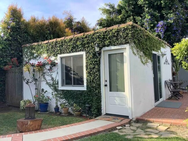 Building Photo - Pico-Robertson / Beverlywood 2 beds + 1.5 baths Spanish house PLUS Studio ADU  | Pool+Jacuzzi & e...