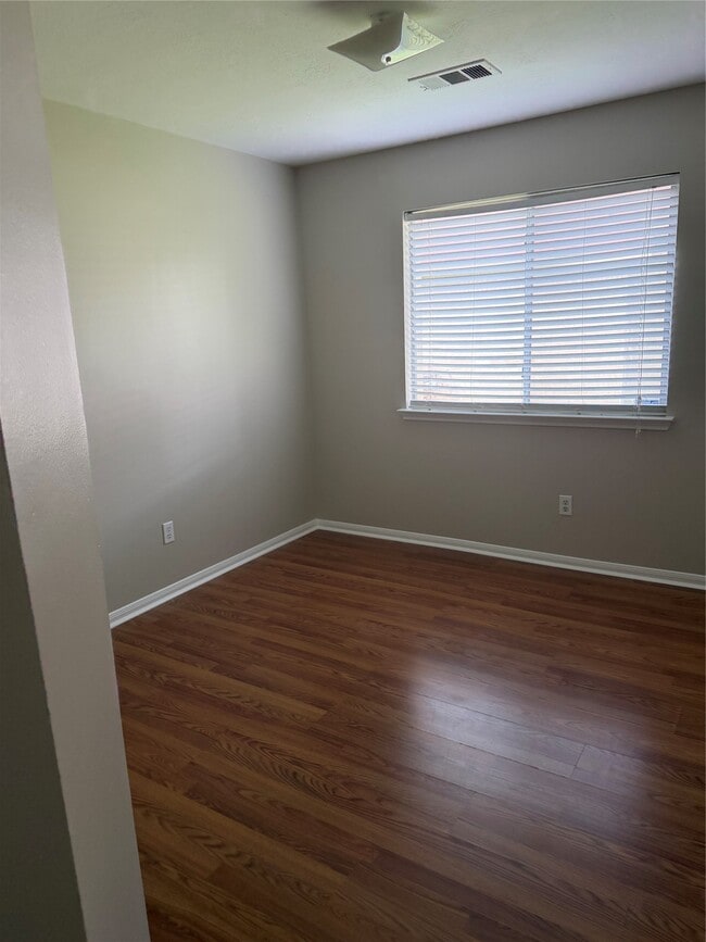 Building Photo - 15318 Inks Lake Dr