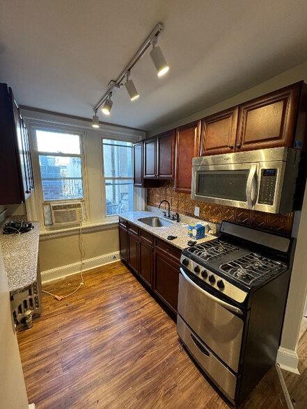 Building Photo - 905-909 Christian St