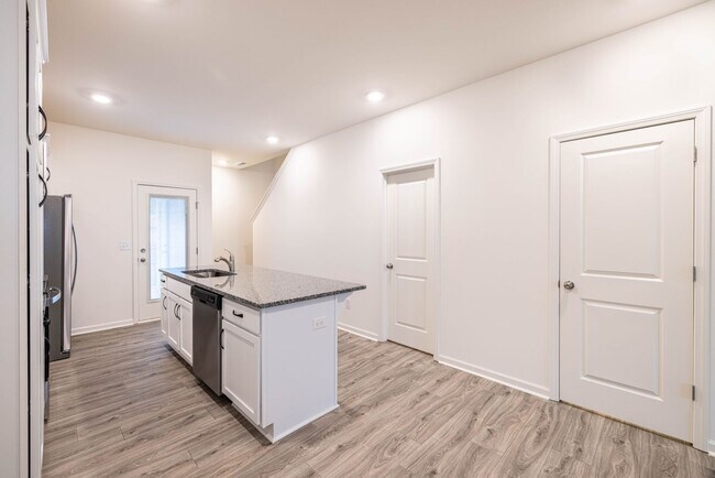 Building Photo - 465 Kinnerton Pl