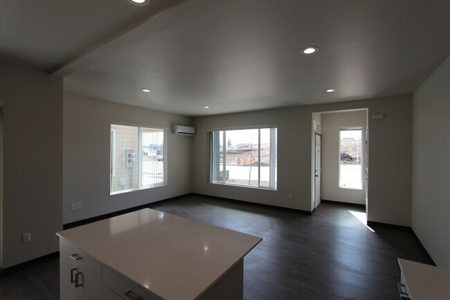 Building Photo - Move in Special!! One-month free with qualified applicants!! Modern design 3-bed, 2.5-bath duplex!