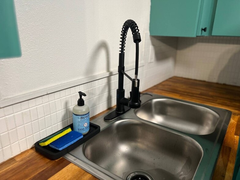 Hand motion touchless sink. - 5544 Baroque Dr