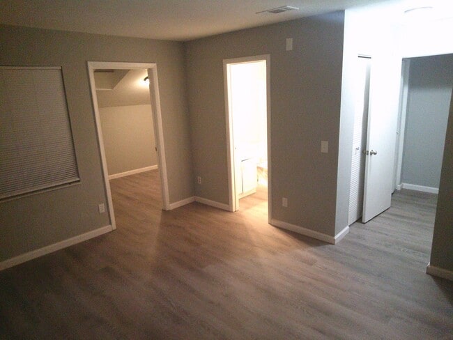 Building Photo - Townhomes 2 beds with den.  MOVE IN TODAY