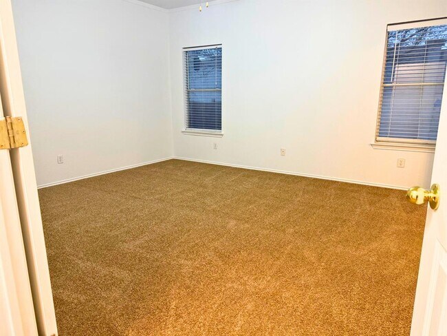 Building Photo - 711 Settlement St