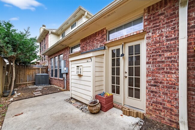 Building Photo - 1408 S Friendswood Dr