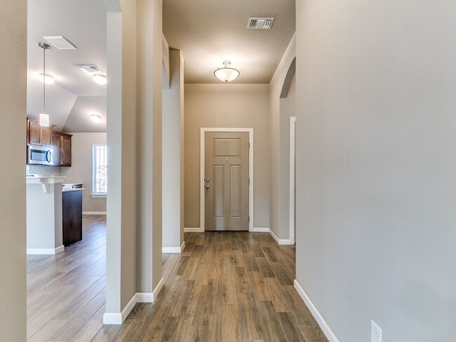 Building Photo - 3 bedroom, 2 bathroom, 2 car garage