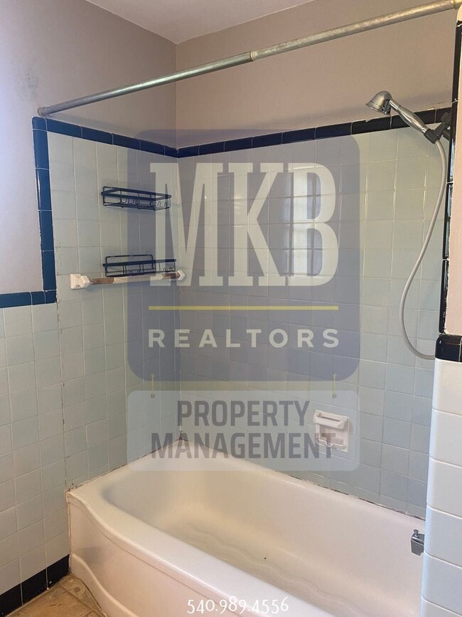 Building Photo - 2 Bedroom 1 Bath Duplex in Grandin/Raleigh...