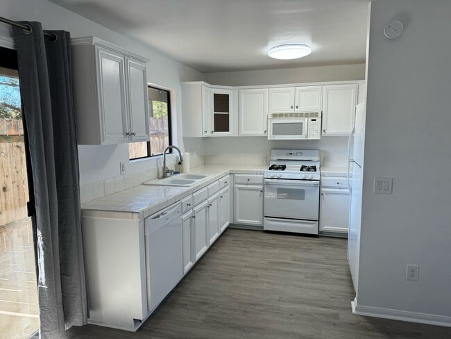 Building Photo - UPDATED 3BR/1.5BA CONDO in ALPINE availabl...