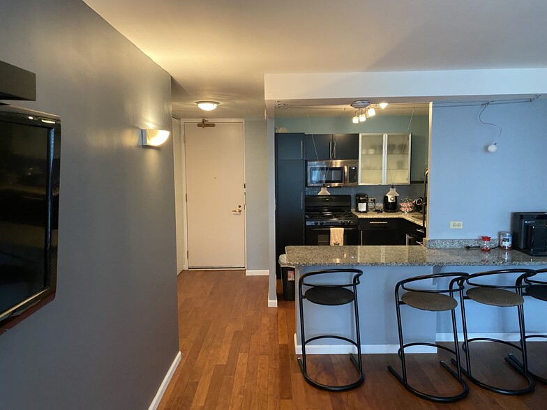 Building Photo - 400 E Randolph St