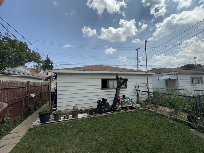 Building Photo - 4253 N Austin Ave