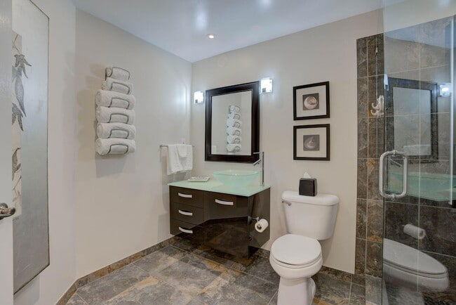 Building Photo - 500 Uno Lago Dr