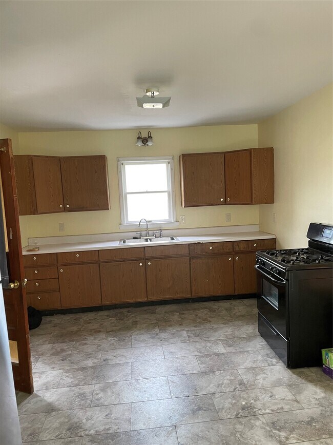 Building Photo - 167 Oak St