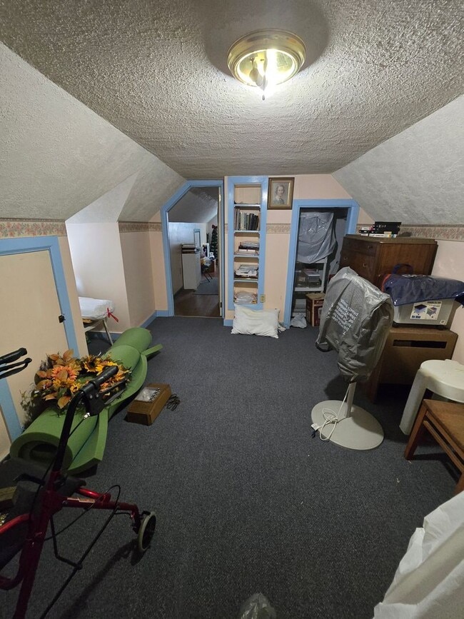 Building Photo - Cozy Home