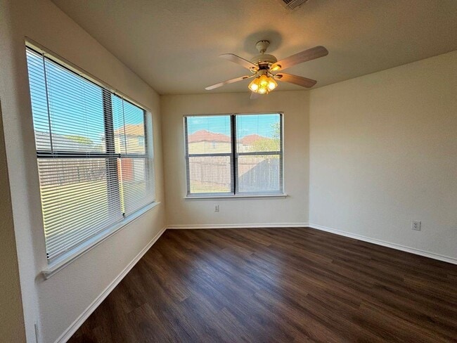 Building Photo - 2013 Rim Rock Dr