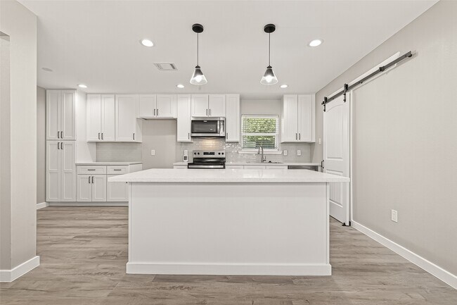 Building Photo - 10531 Royal Oaks Dr