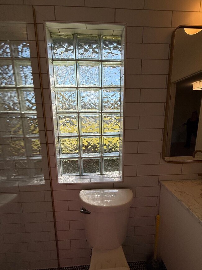 Building Photo - 3/3 Totally Renovated House on Sylvan Driv...