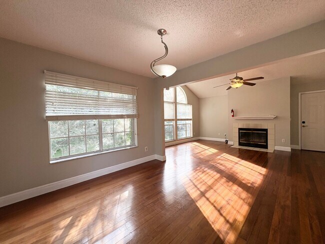 Building Photo - 690 Roaring Dr