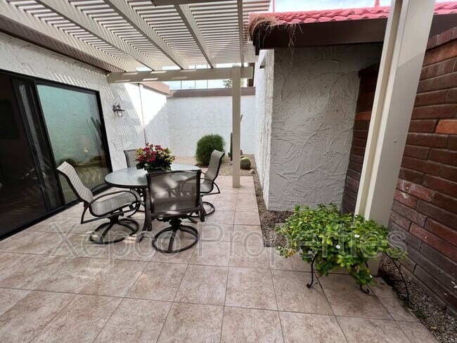 Building Photo - 2353 E Miramonte Cir