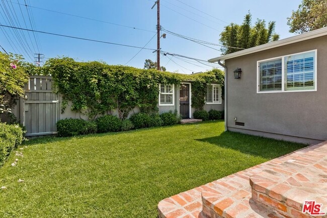 Building Photo - 3504 Redwood Ave