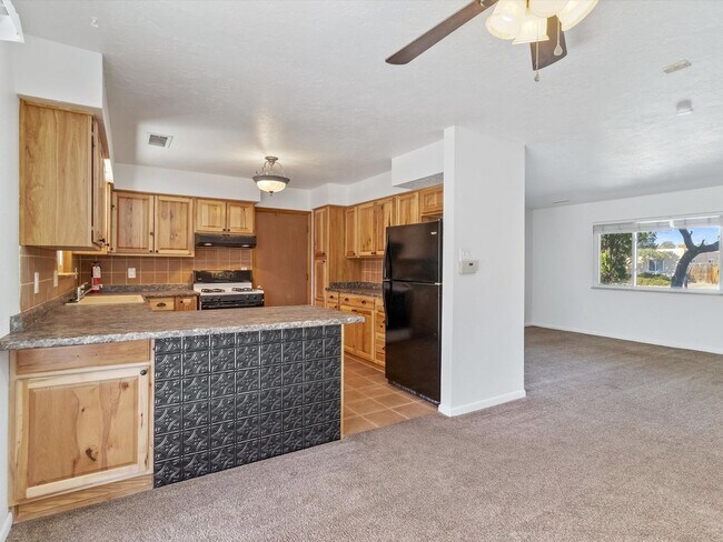 Building Photo - Spacious 4-Bed, 2-Bath Home | Large Backyard| Quick Access to Highway 528 and Other Routes| Pre-L...