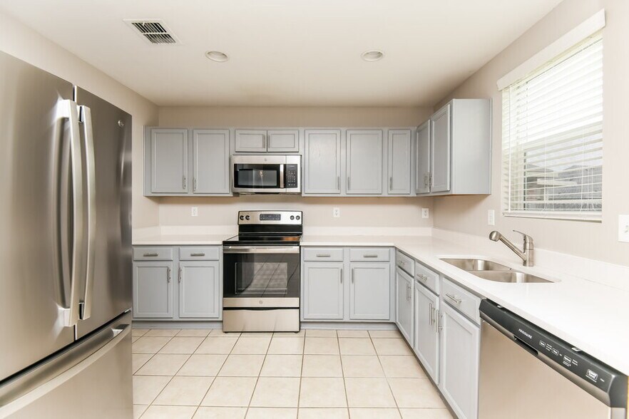 Building Photo - 221 Weber River tr