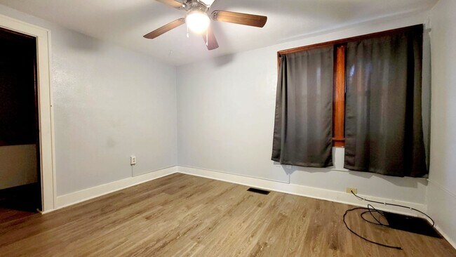 Building Photo - 1202 W 7th St