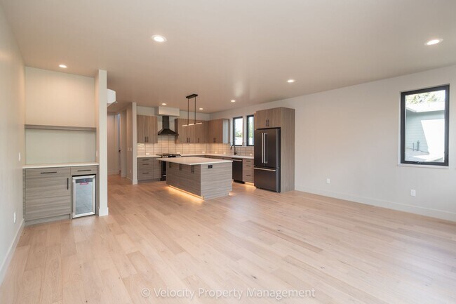Building Photo - Luxury Westside Townhome!