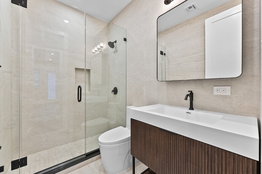 En Suite Bath - 157 25th St