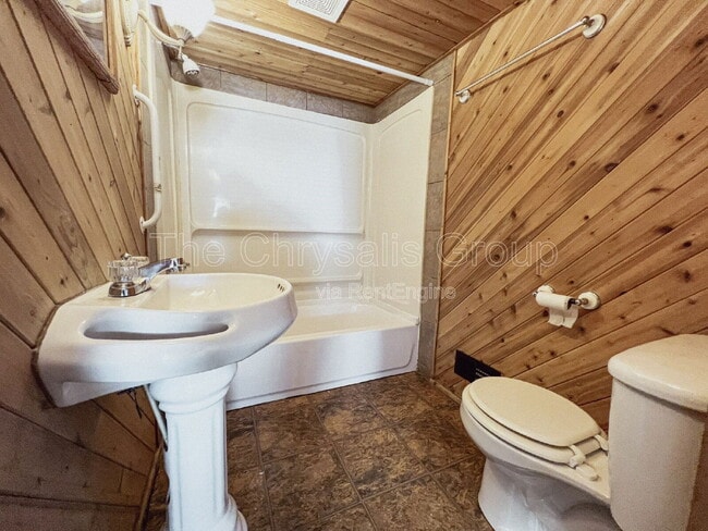 Building Photo - 230 Creve Coeur St