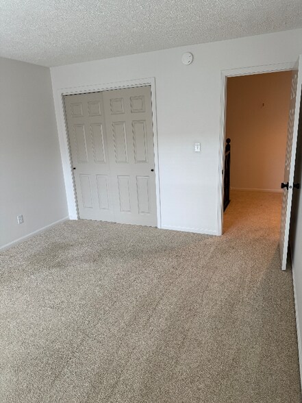 Building Photo - 9523 Maple Way