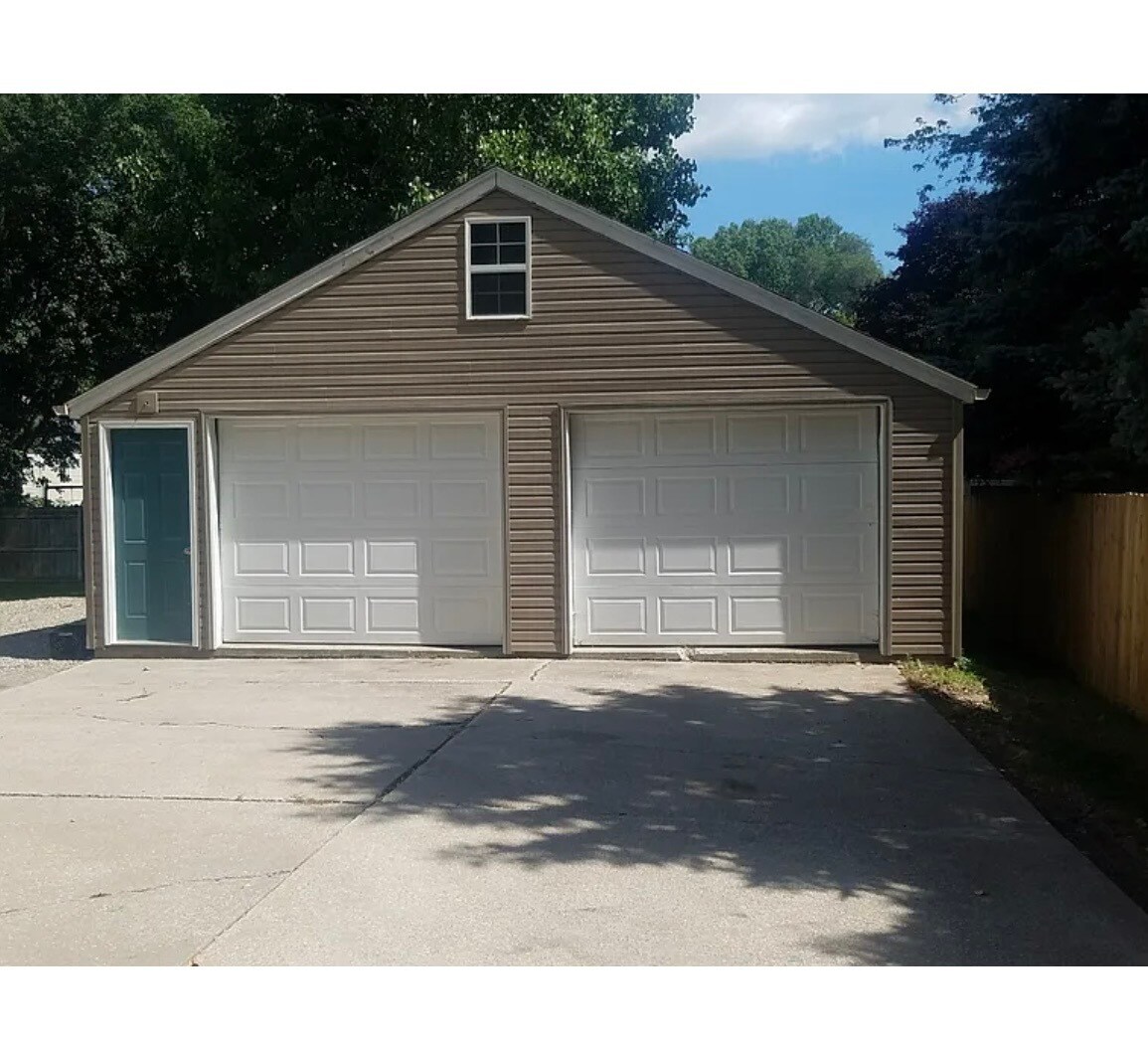 two and a half car garage with garage door opener on left side garage door - 626 George St