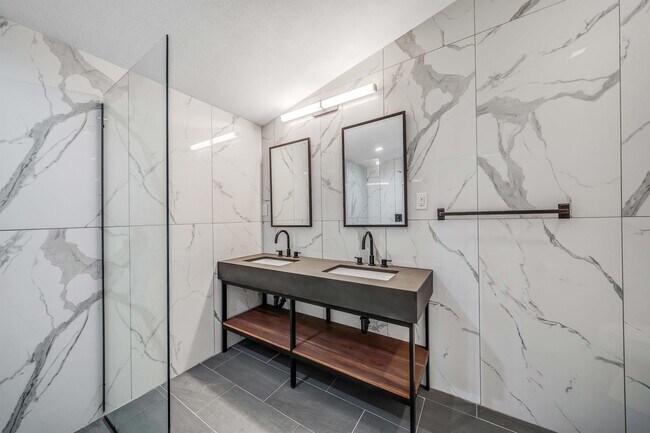 Building Photo - 2316 W Beach Dr