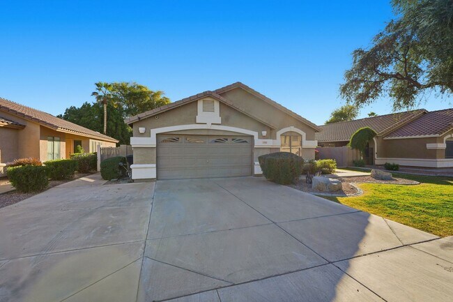 Building Photo - Four beds! Gilbert Location!