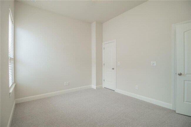 Building Photo - 5404 SW Lavender St